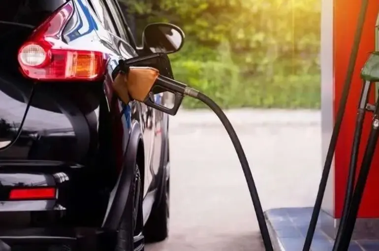 Petrol geriledi motorine İndirim geldi