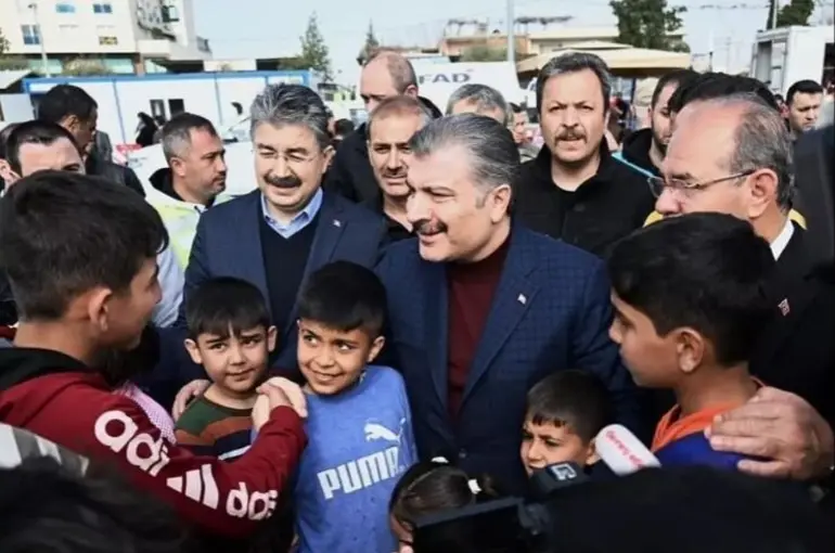 Sağlık Bakanı Koca, depremzedeleri ziyaret etti