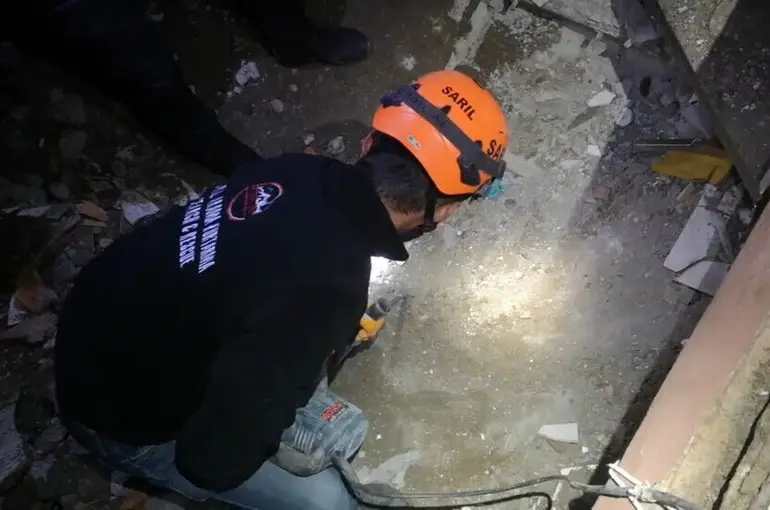 Sarıl Arama Kurtarma Hatay'ın Belen İlçesinde zamanla yarışıyor 