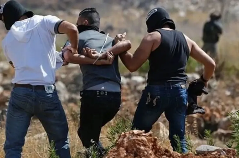 Silahlı Yahudi siviller Filistinli gençleri kaçırdı!