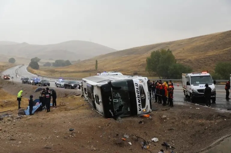 Sivas'ta katliam gibi kaza: 7 ölü 30 yaralı!