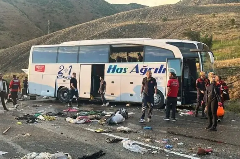 Sivas’ta Yolcu Otobüsü Devrildi: 4 Ölü, 33 Yaralı!