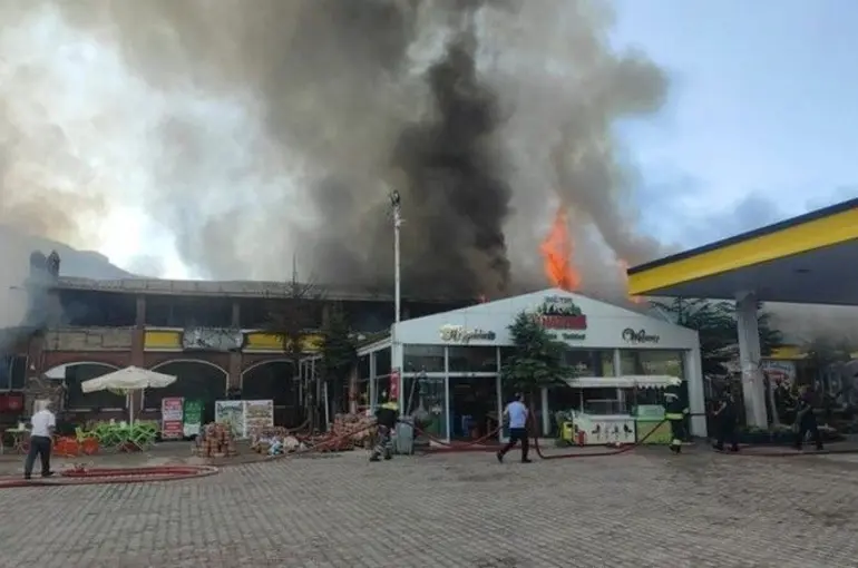 SON DAKİKA: KONYA’NIN ÜNLÜ DİNLENME TESİSİNDEKİ YANGIN SÖNDÜRÜLDÜ