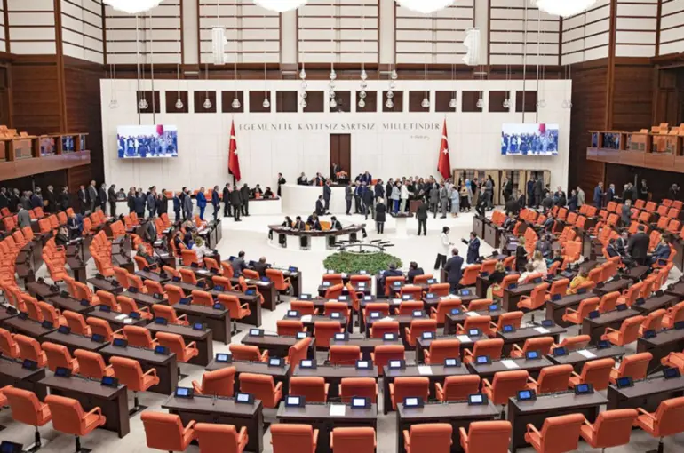 Sözleşmeli personellere kadro müjdesi! TBMM'de resmen kabul edildi