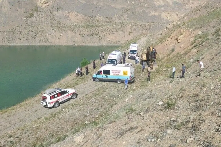 Taş ocağındaki su birikintisine giren 5 çocuktan 2'si boğuldu