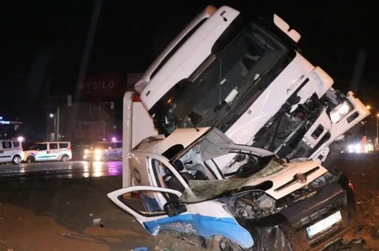 Tır hafif ticari araca çarptı: 2 ağır yaralı