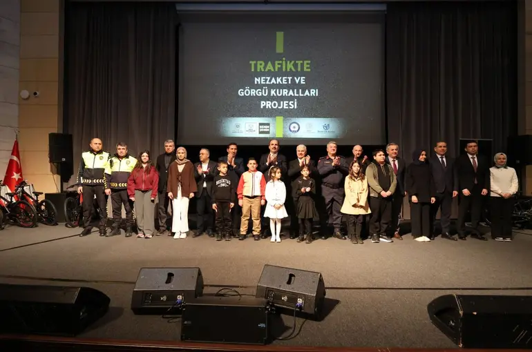 Trafikte Nezaket Sanatla Buluştu, Öğrenciler Ödüllerini Aldı