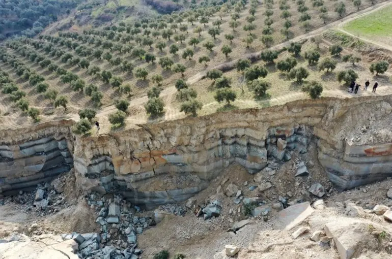  Türkiye Diri Fay Haritası güncellendi. (MTA) yenilenmiş diri fay haritalarını sitesinde yayınladı.