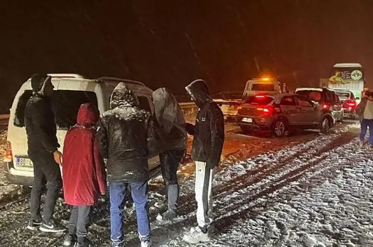 Ülke Genelinde Şiddetli Kar Yağışı! Bakan Uraloğlu Teyakkuz Halindeyiz!