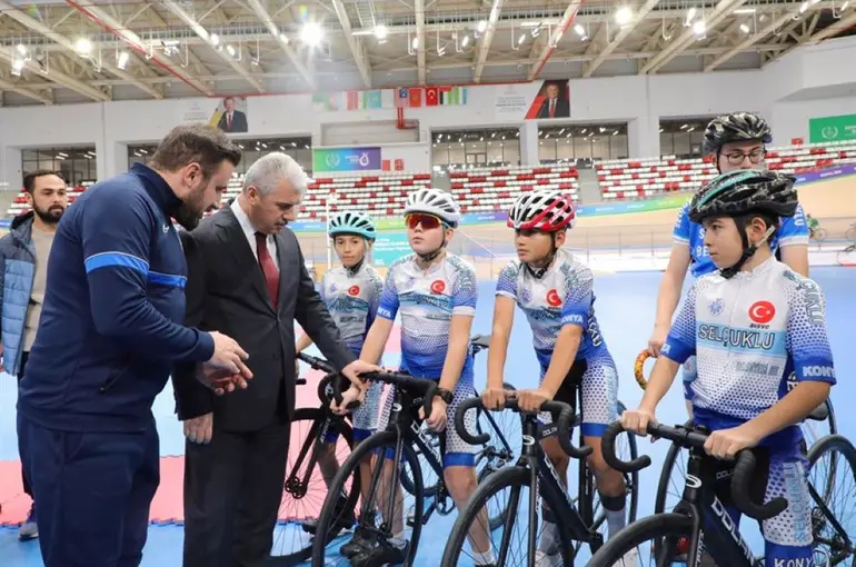 Vali Akın'dan Konya Olimpik Veledromu'na Ziyaret: "Türk Bisikletinde Yeni Şampiyonlar Yetişecek"