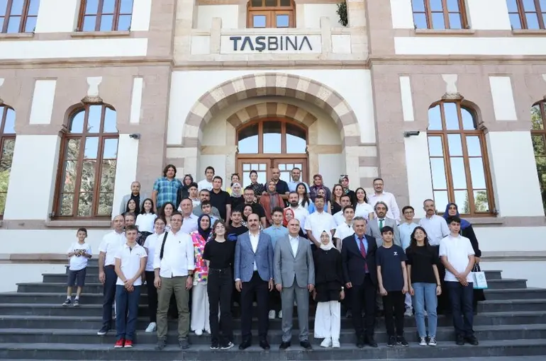 Vali Özkan ve Başkan Altay LGS’de Türkiye Birincisi Olan Konyalı Öğrencilerle Buluştu