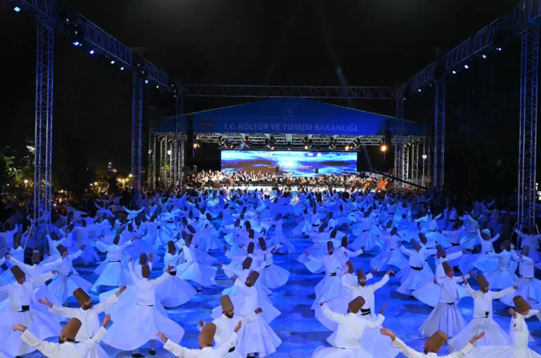 Vuslatın 750. Yılında 750 Semazen Sultanahmet Meydanı’nda Sema Ayin-i Şerifi Gerçekleştirdi
