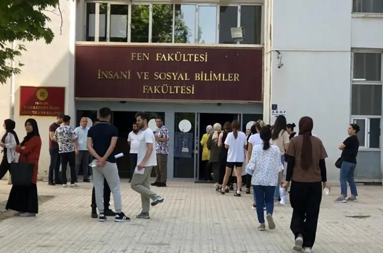YKS’de 2. oturum (AYT) başladı: Adaylar gelecek için ter döküyor! Aileler kapıda bekliyor