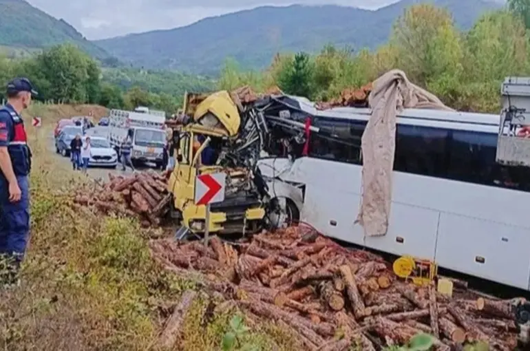 Zonguldak Gökçebey’de Yolcu otobüsü kamyon ile çarpıştı! 2 ölü 23 yaralı!