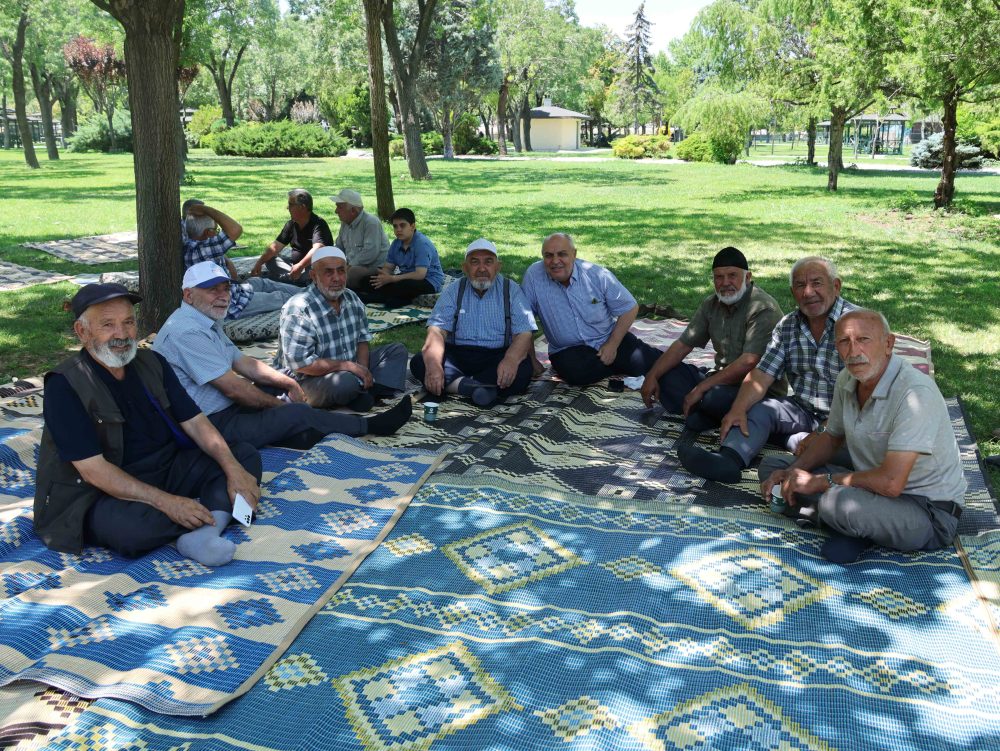 BAŞKAN KILCA ŞEHİR PARKINDA EMEKLİLERLE BİR ARAYA GELDİ (1).JPG