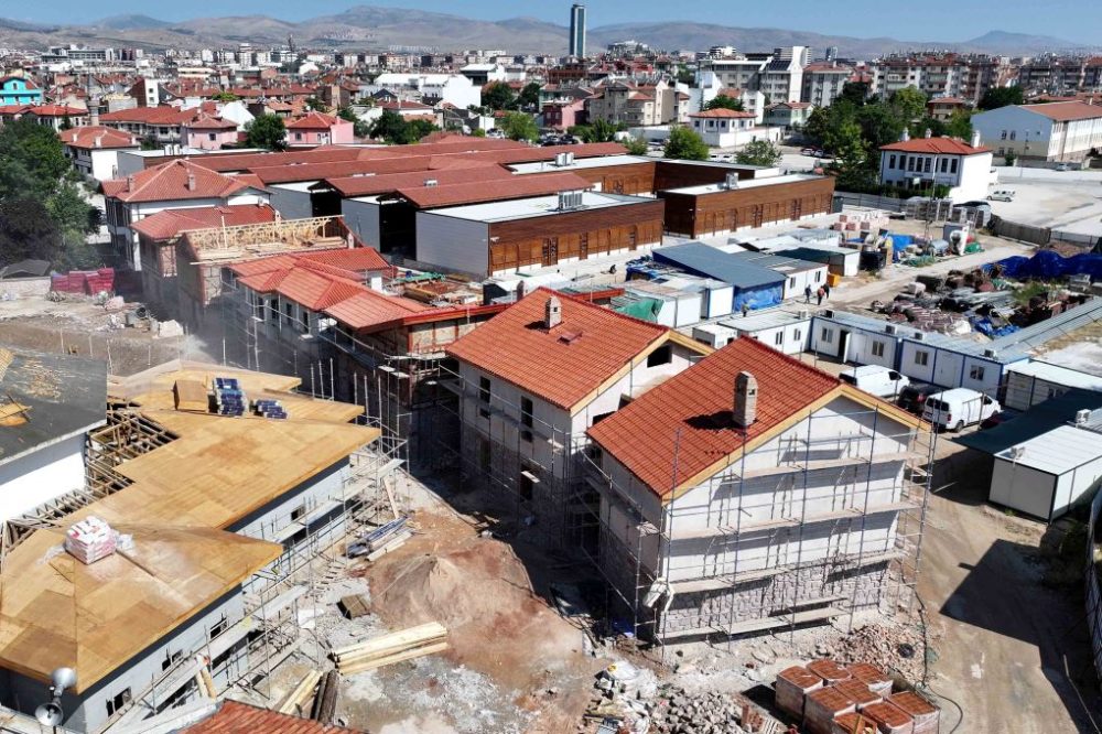MEVLANA TÜRBESİ ÇEVRESİNDE TARİH YENİ.JPG