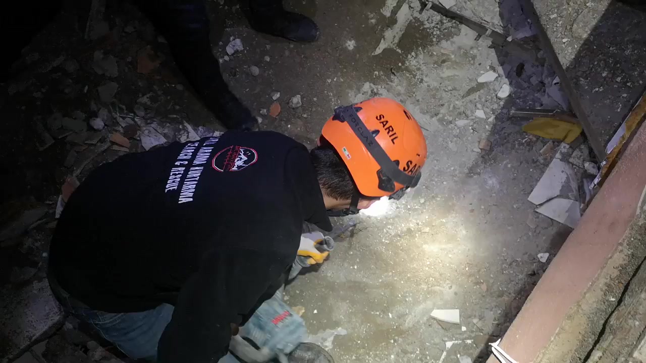 Deprem bölgesi sarıl arama kurtarma